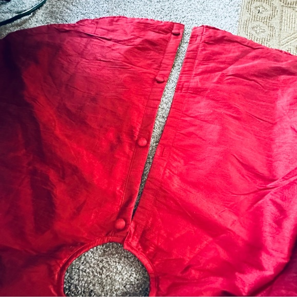 🎄🌟HP🌟Elegant Red Taffeta Beaded Button Back Christmas Tree Skirt 53" Diameter - Picture 5 of 13
